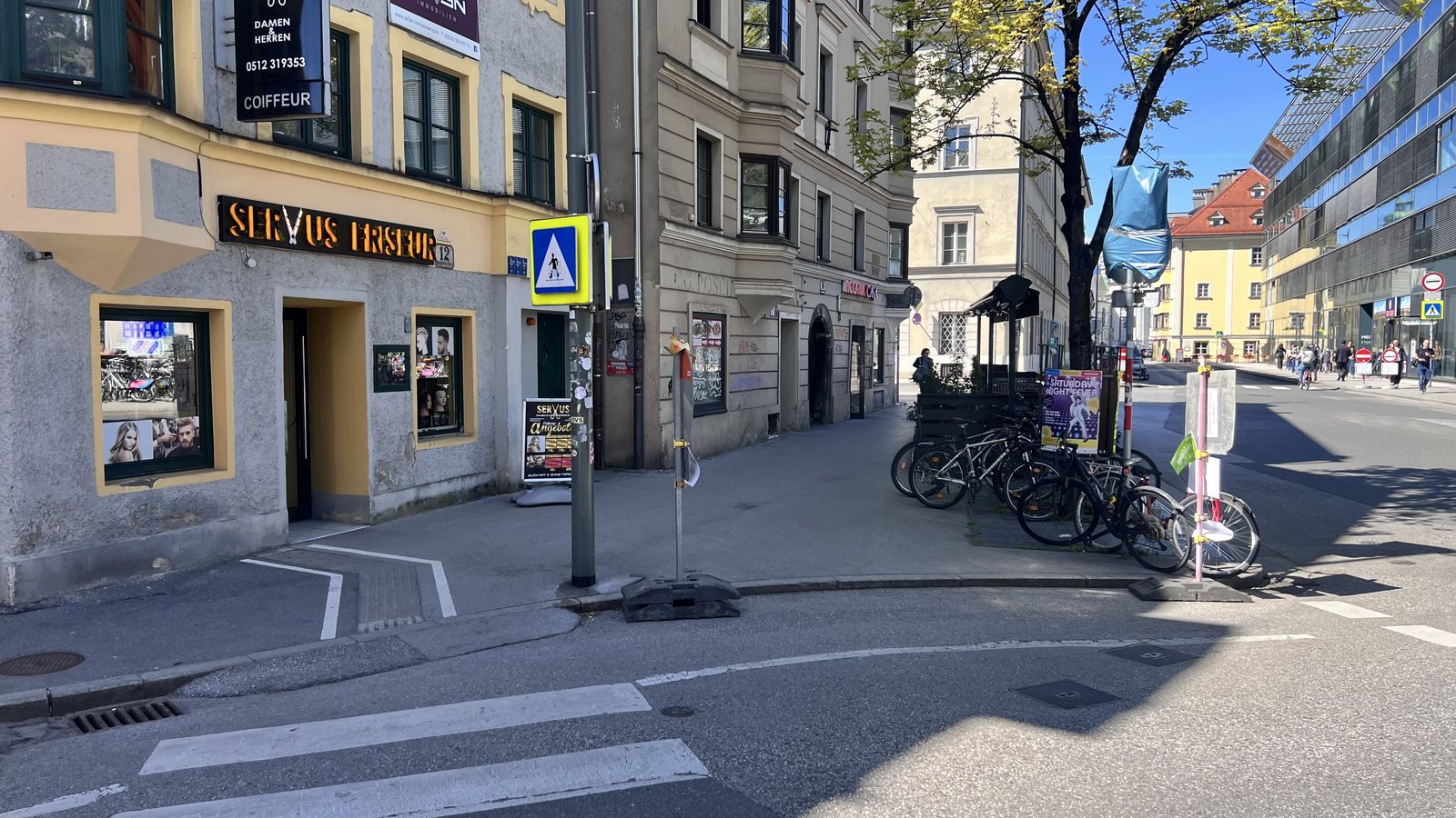 Straßenansicht Servus Friseur mit Eingangsbereich