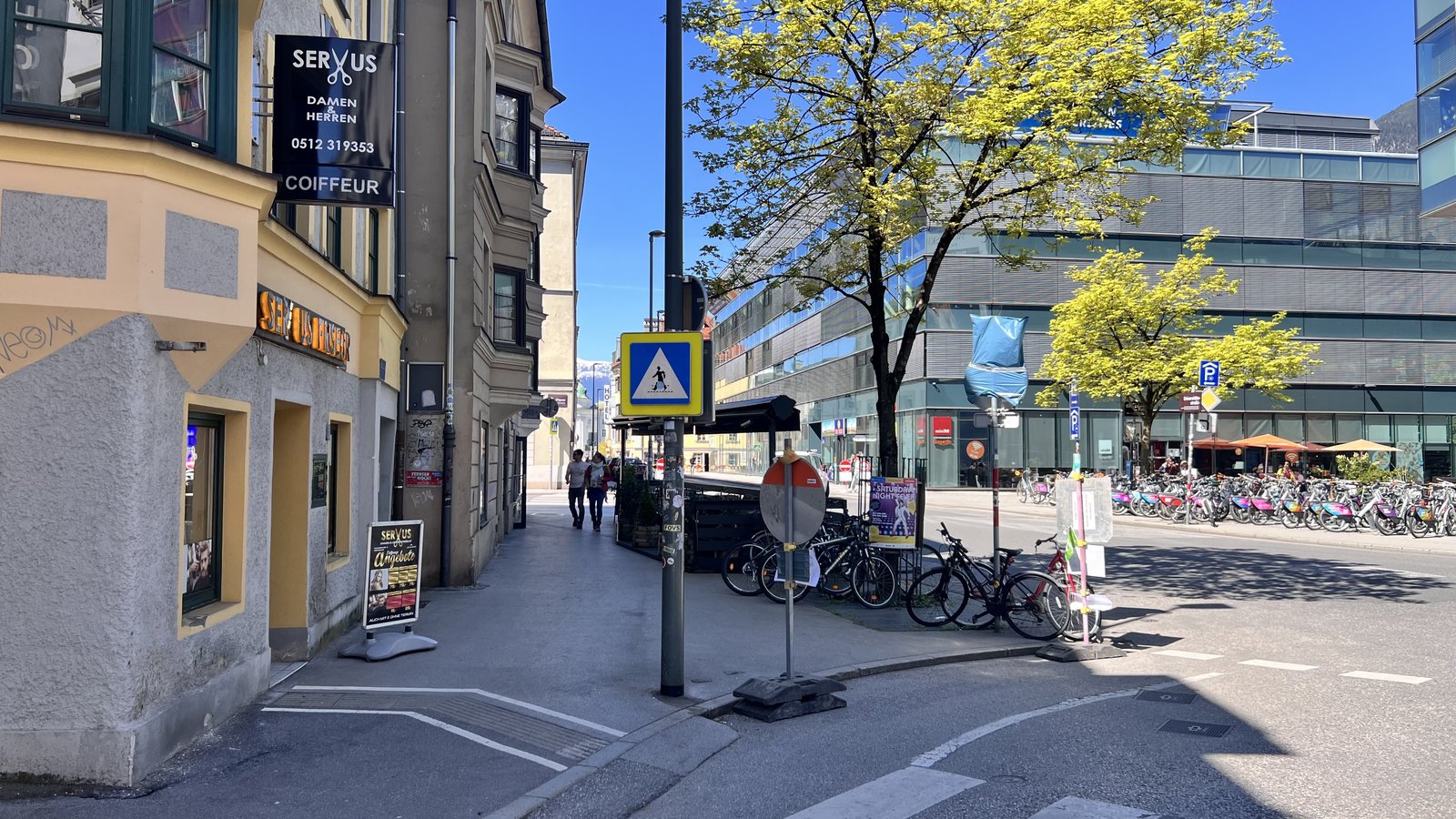 Servus Coiffeur-Schild und Straßenansicht