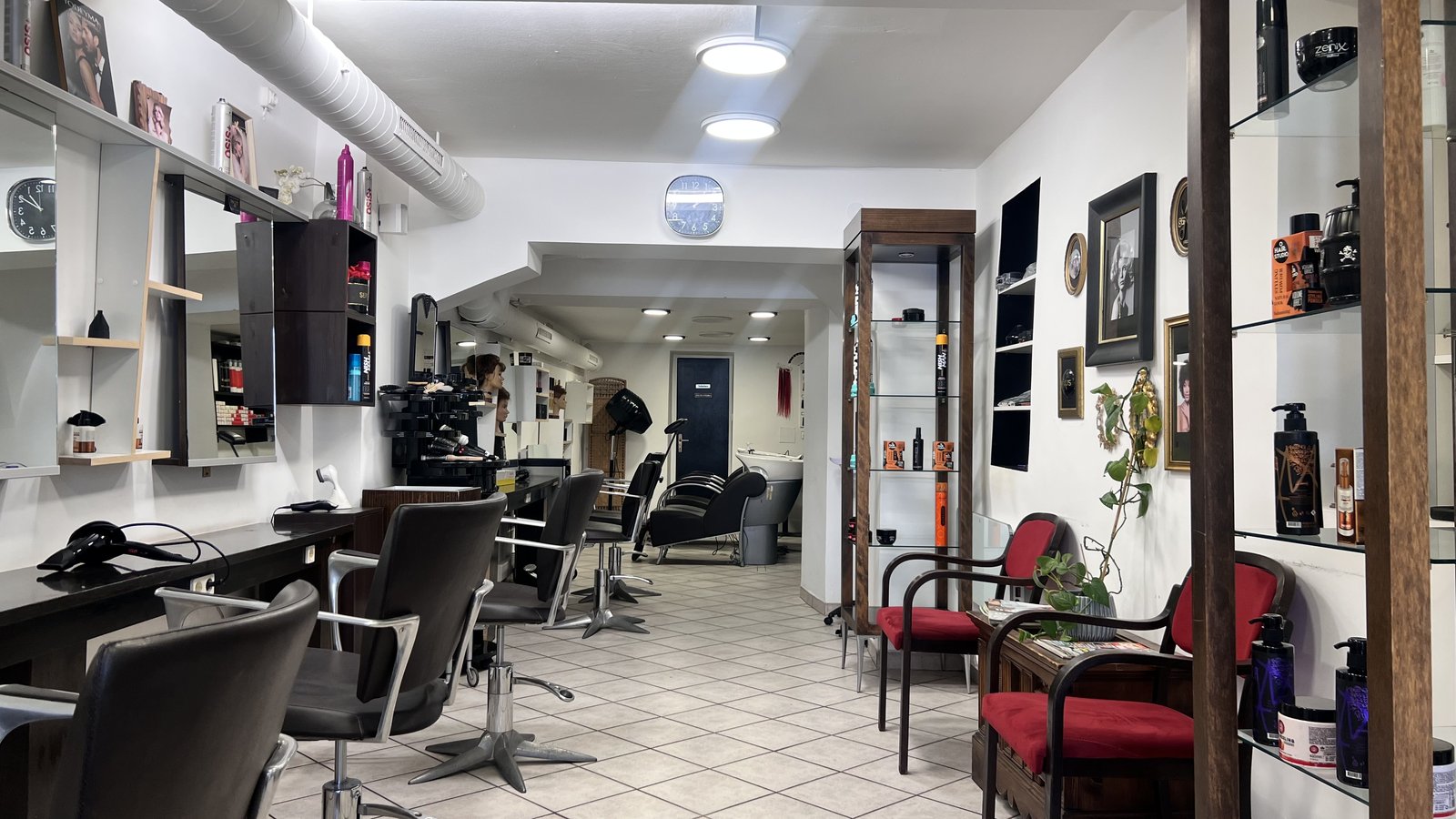 Innenraum Servus Friseur mit Frisierstühlen und Spiegeln