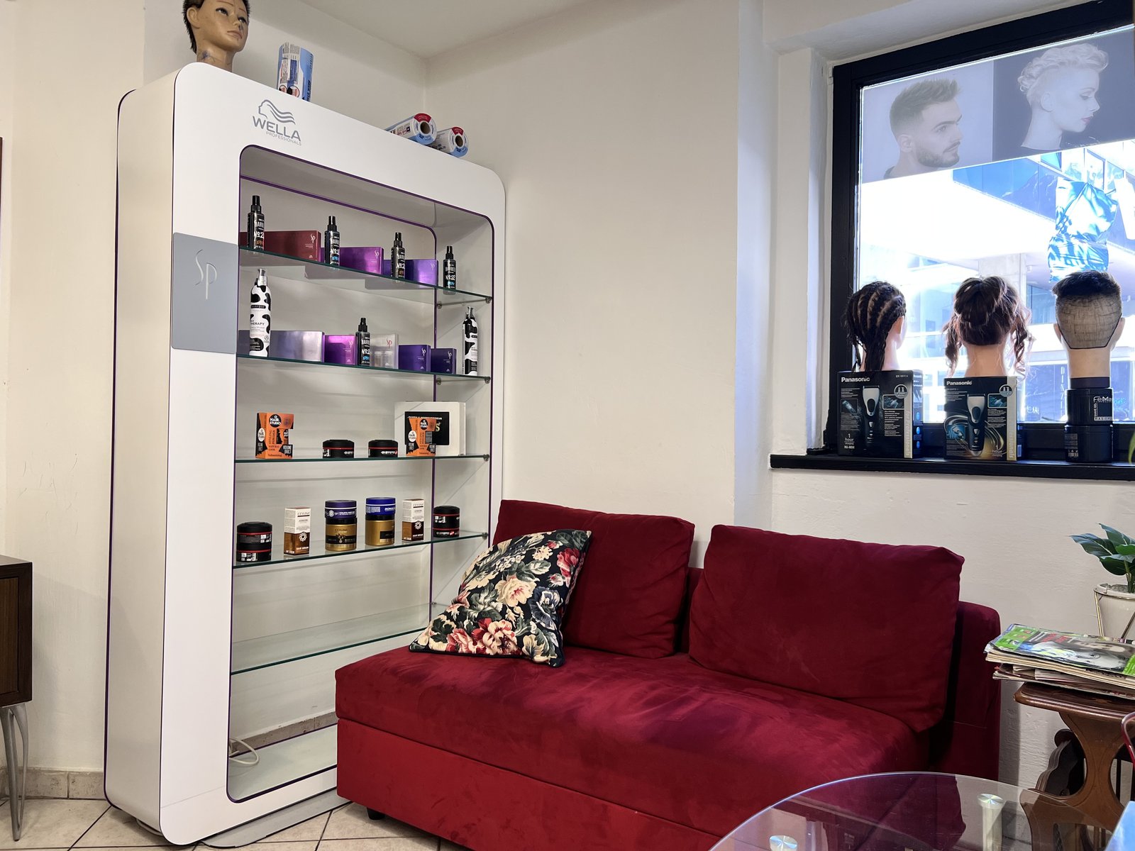 Innenansicht Servus Friseur Salon mit Wella-Produktregal und Lounge