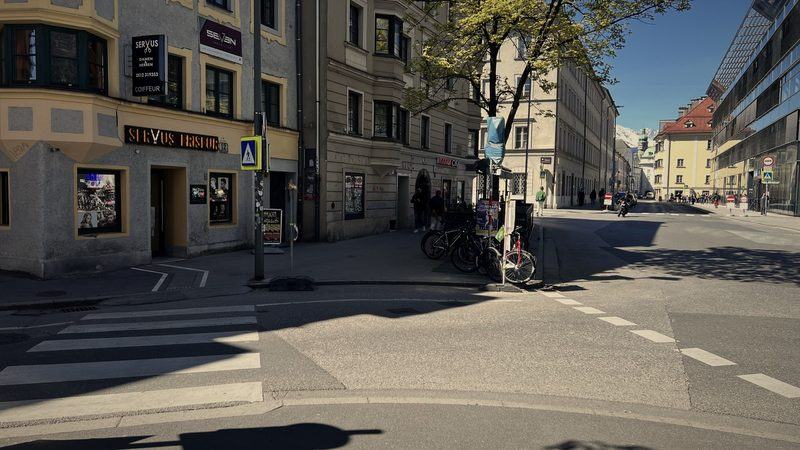 Die Kreuzung vor dem Salon