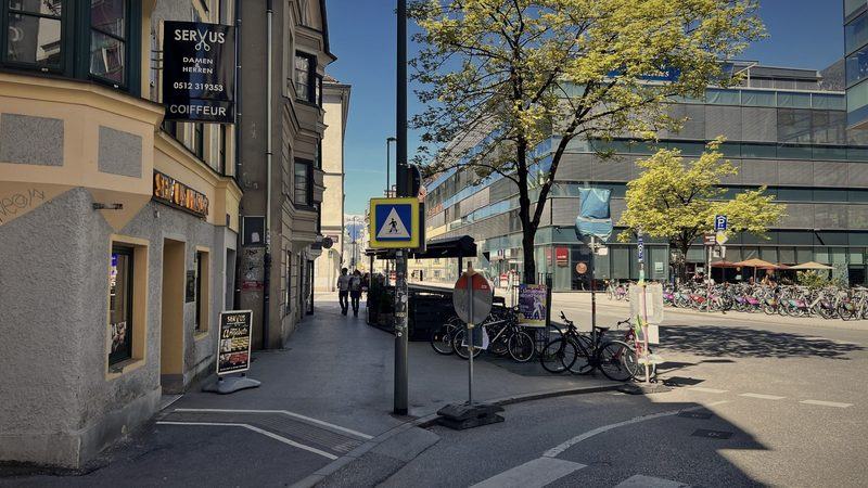 Servus-Schild an der Hausecke