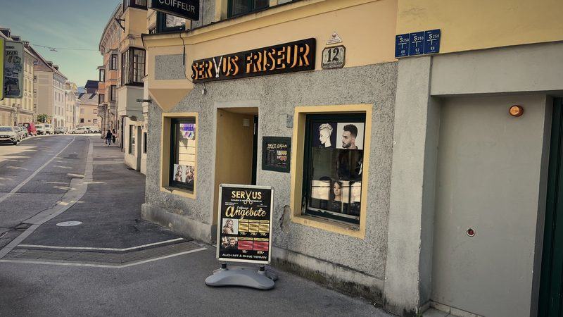 Eingang von Servus Friseur mit Schild, Universitätsstraße 12