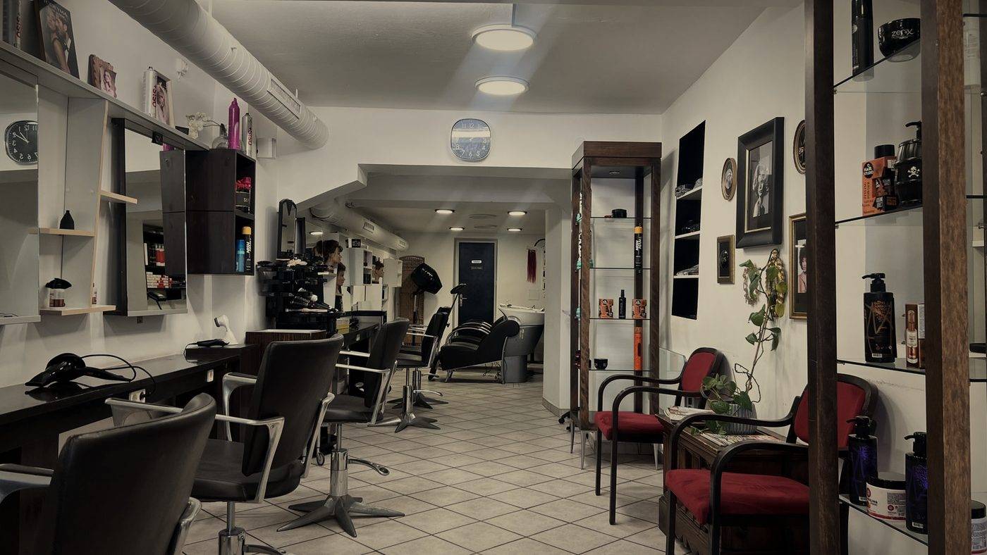 Frisierplätze mit Spiegeln im Salon